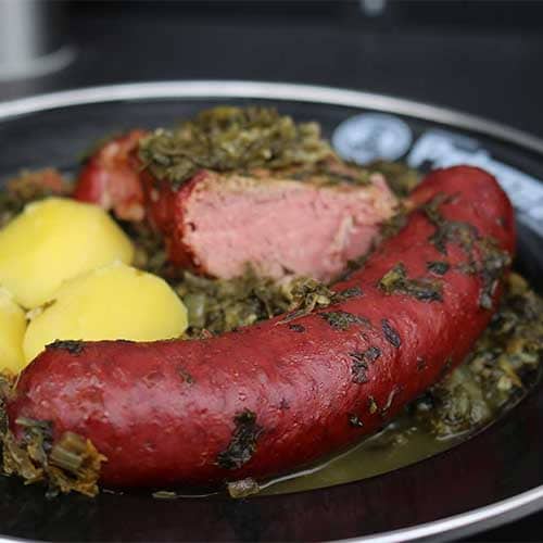 Grünkohl mit Pinkel, Kassler und Kartoffeln aus dem Dutch Oven
