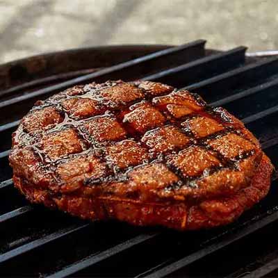 Saftiges Tomahawk-Steak mit tollen Röstaromen vom Grill