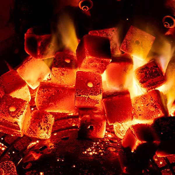 KOKOKO CUBES Grillkohle von McBrikett glĂĽhen im Kugelgrill