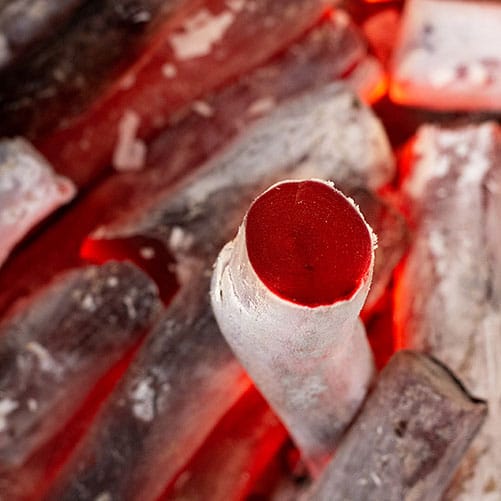 glühende WHITE COAL Binchotan - Premium Holzkohle von McBrikett