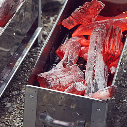 glühende WHITE COAL Binchotan - Premium Holzkohle im Tischgrill