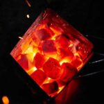 Im Anzündkamin glühen KOKOKO CUBES Kokosbriketts durch