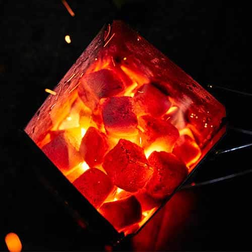 Im Anzündkamin glühen KOKOKO CUBES Kokosbriketts durch