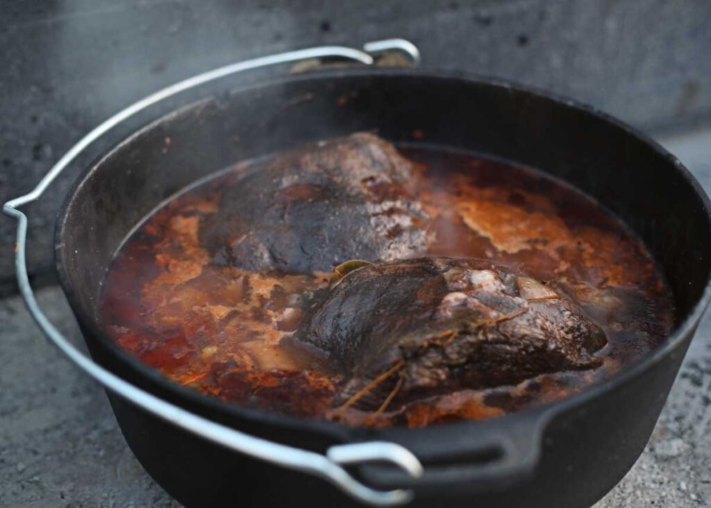 mcbrikett_blog_hirschkeulenbraten_hirschbraten_schokoladensauce_speckrosenkohl_grillrezept_cover_header