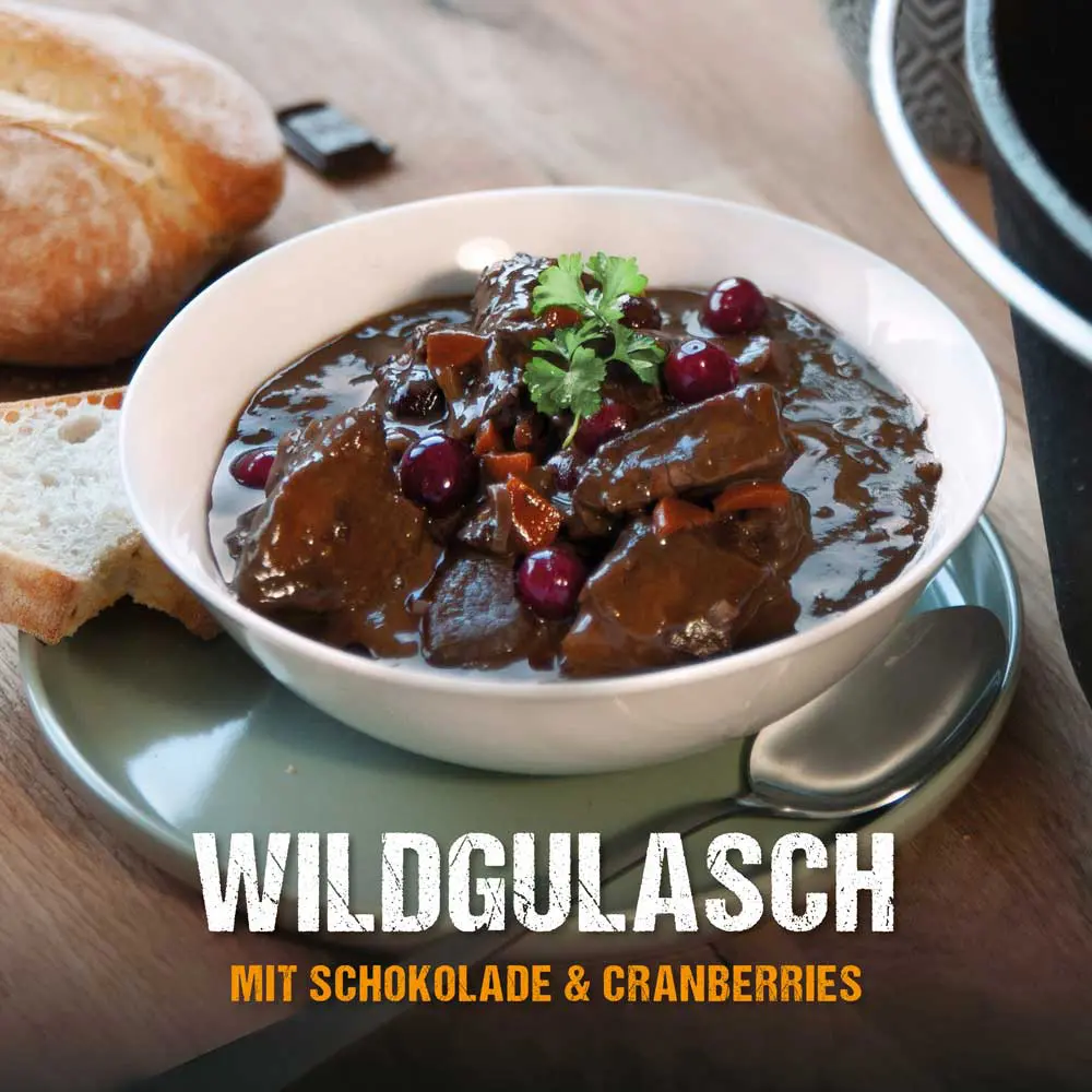 mcbrikett_blog_wildgulasch_schokolade_cranberries_dutch_oven_rezept_titelbild